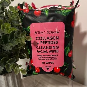 Betsey Johnson Cherry Design Makeup Remover Wipes - Black and Pink